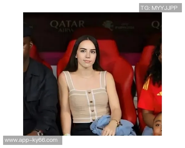 前女友与亚马尔分手后被拍到与知名博主共度派对时光